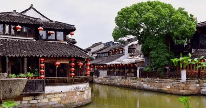 小姐姐一袭浅红色无袖连衣裙，简约休闲又时尚，轻松美出新高度，你喜欢吗？游戏画面